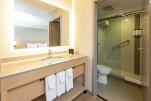 Ensemble baignoire-douche, articles de toilette griffés