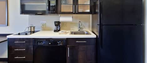 Refrigerador, microondas, placa de cocina, lavavajillas