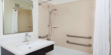 Quarto, 1 cama Queen, acessível, para não fumantes (Tub) | Banheiro | Chuveiro/banheira combinados, secador de cabelo, toalhas de banho 