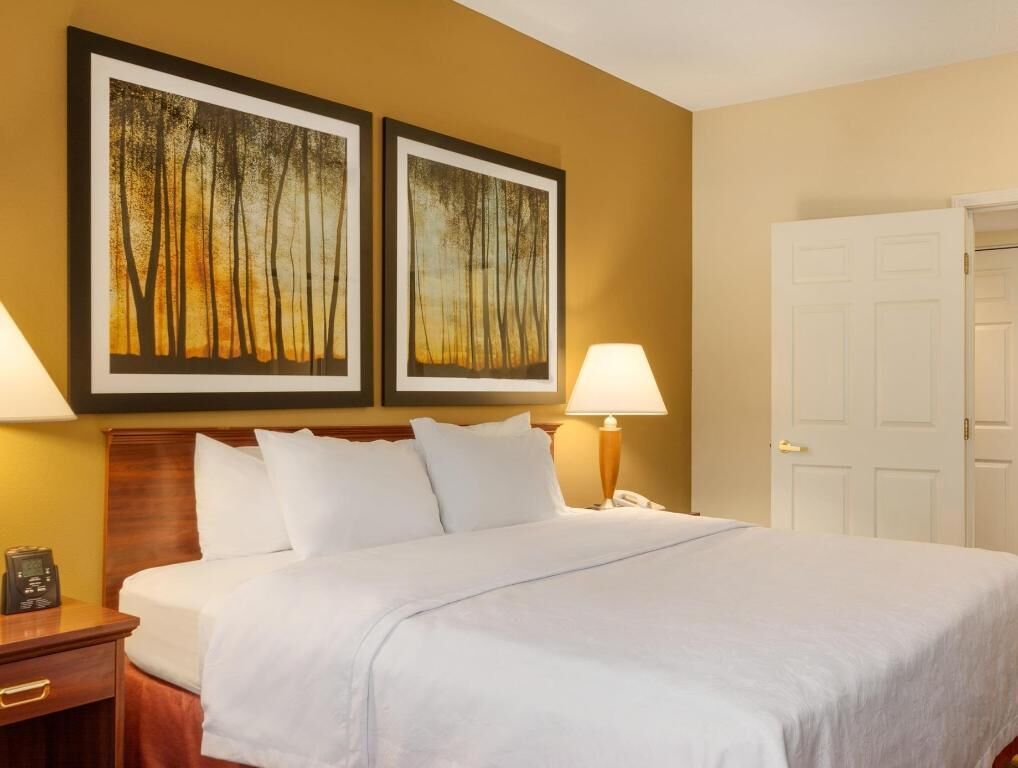 Coffres-forts dans les chambres, bureau, fer et planche à repasser