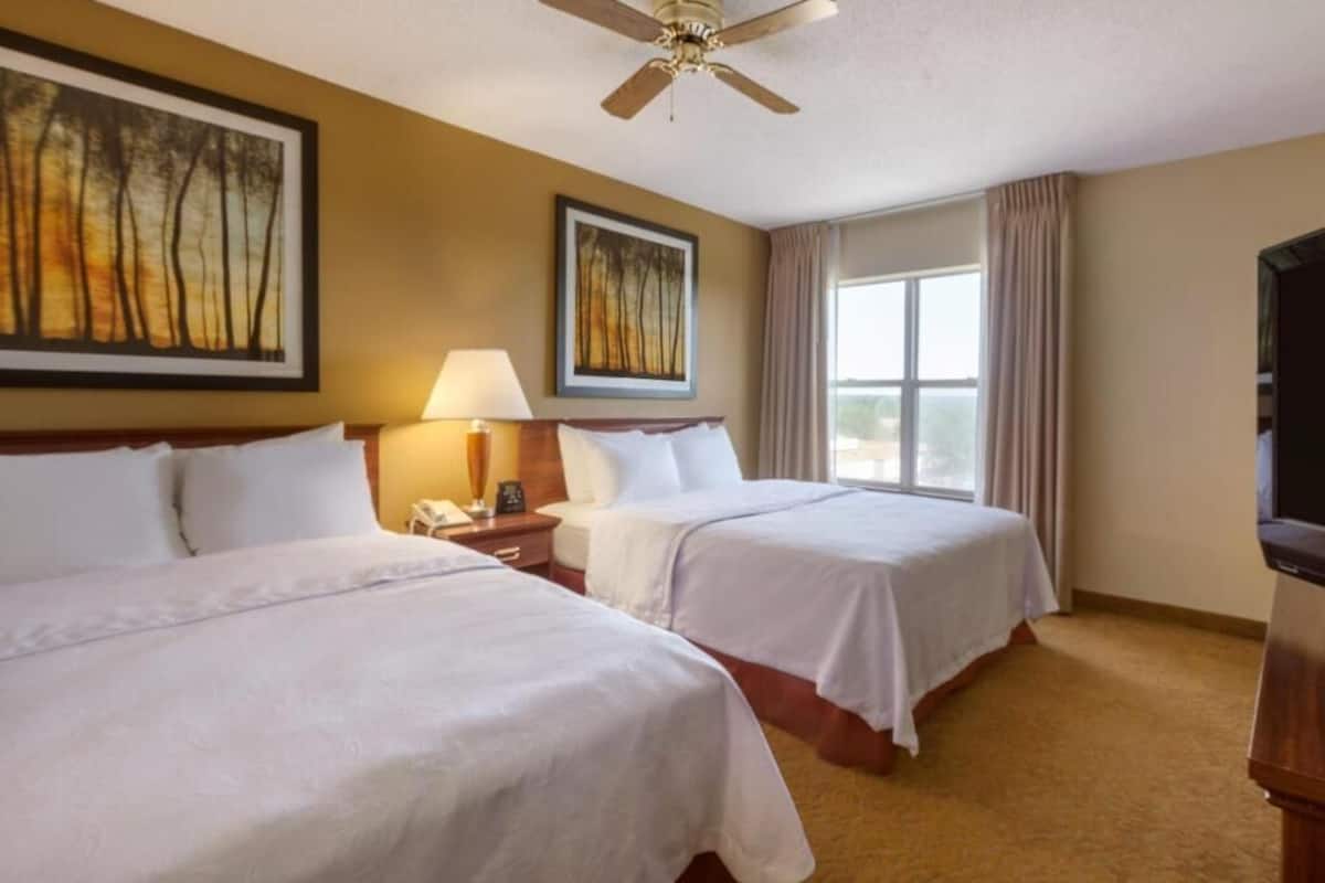 In-room safe, desk, iron/ironing board, bed sheets