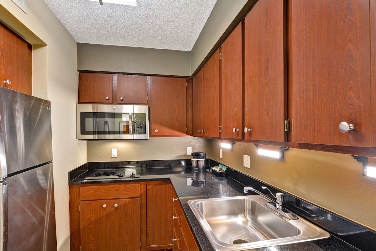 Private kitchen | Microwave, stovetop, coffee/tea maker, cookware/dishes/utensils