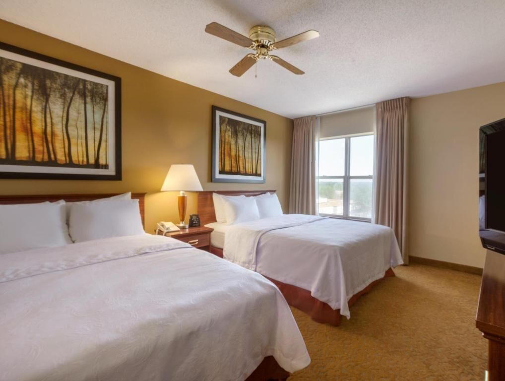 Coffres-forts dans les chambres, bureau, fer et planche à repasser