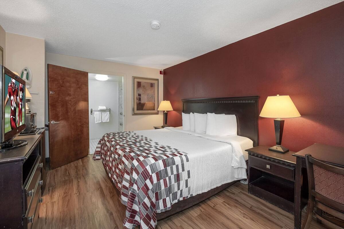 Iron/ironing board, free WiFi, bed sheets