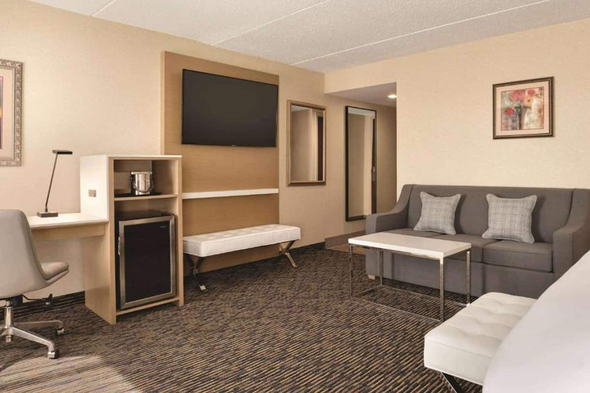 Suite, 1 King Bed, Non Smoking