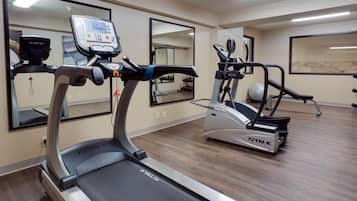 Una palestra con tapis roulant, ellittiche e cyclette.