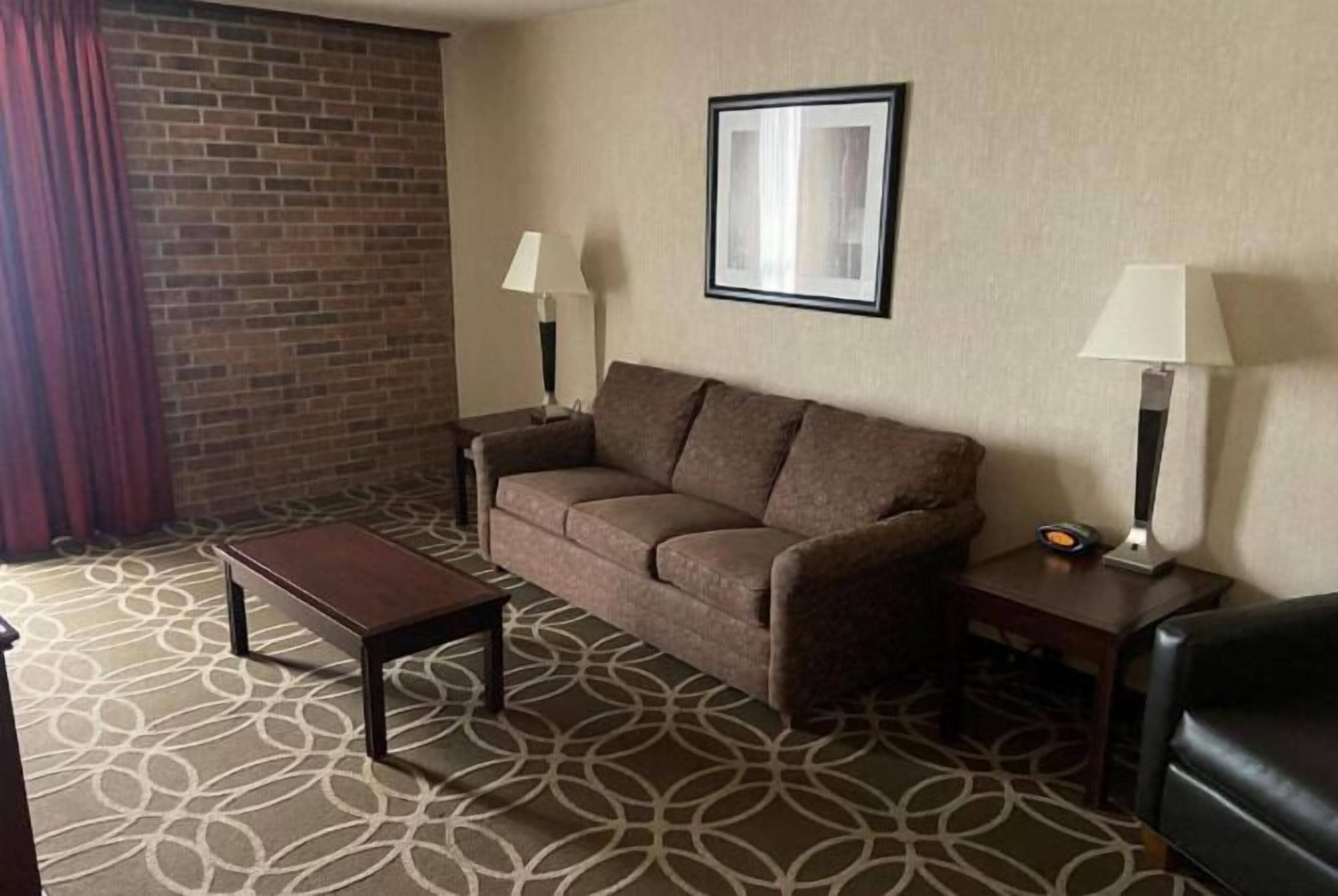 Suíte | Escrivaninha, espaço de trabalho para notebook, cortinas blackout