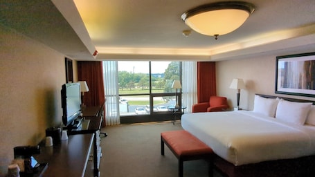 Standard Suite, 1 King Bed with Sofa bed | Desk, laptop workspace, blackout drapes, soundproofing. Hotel Lotus Kansas City Merriam