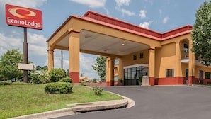 An EconoLodge building with a covered entrance and a clear sky. - Econo Lodge Northport near University (Northport)