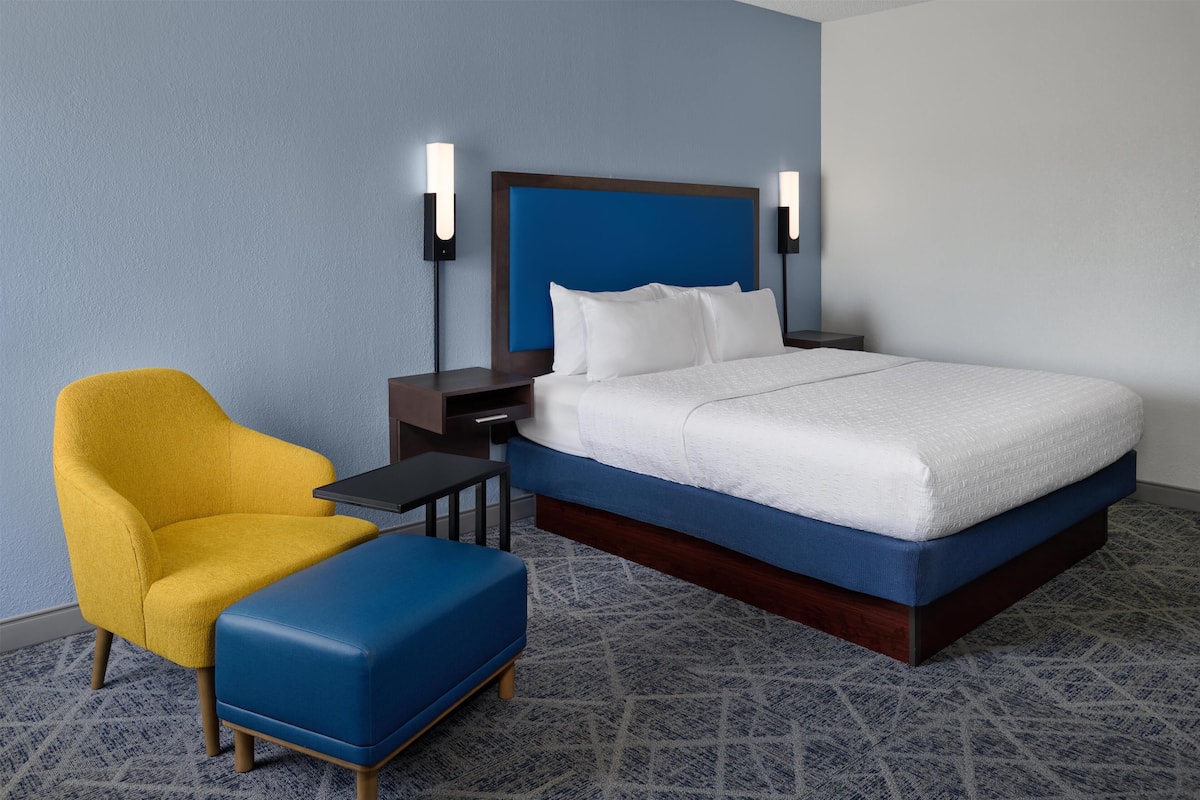 King Room | In-room safe, desk, laptop workspace, blackout drapes