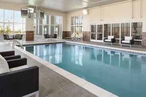 Indoor pool, sun loungers