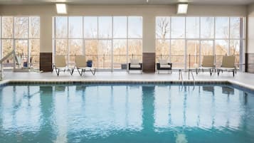 Inomhuspool och solstolar