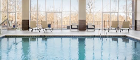 Sisäuima-allas, aurinkotuoleja