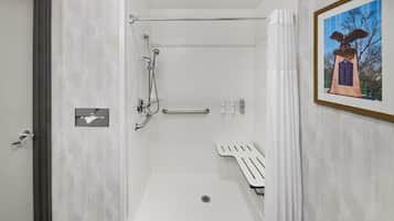 Zimmer, 1 King-Bett, barrierefrei, Nichtraucher | Dusche im Bad