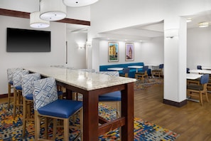 Free daily buffet breakfast - Hampton Inn Lawrence (Lawrence)