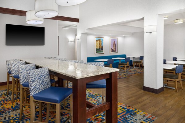 Free daily buffet breakfast - Hampton Inn Lawrence (Lawrence)