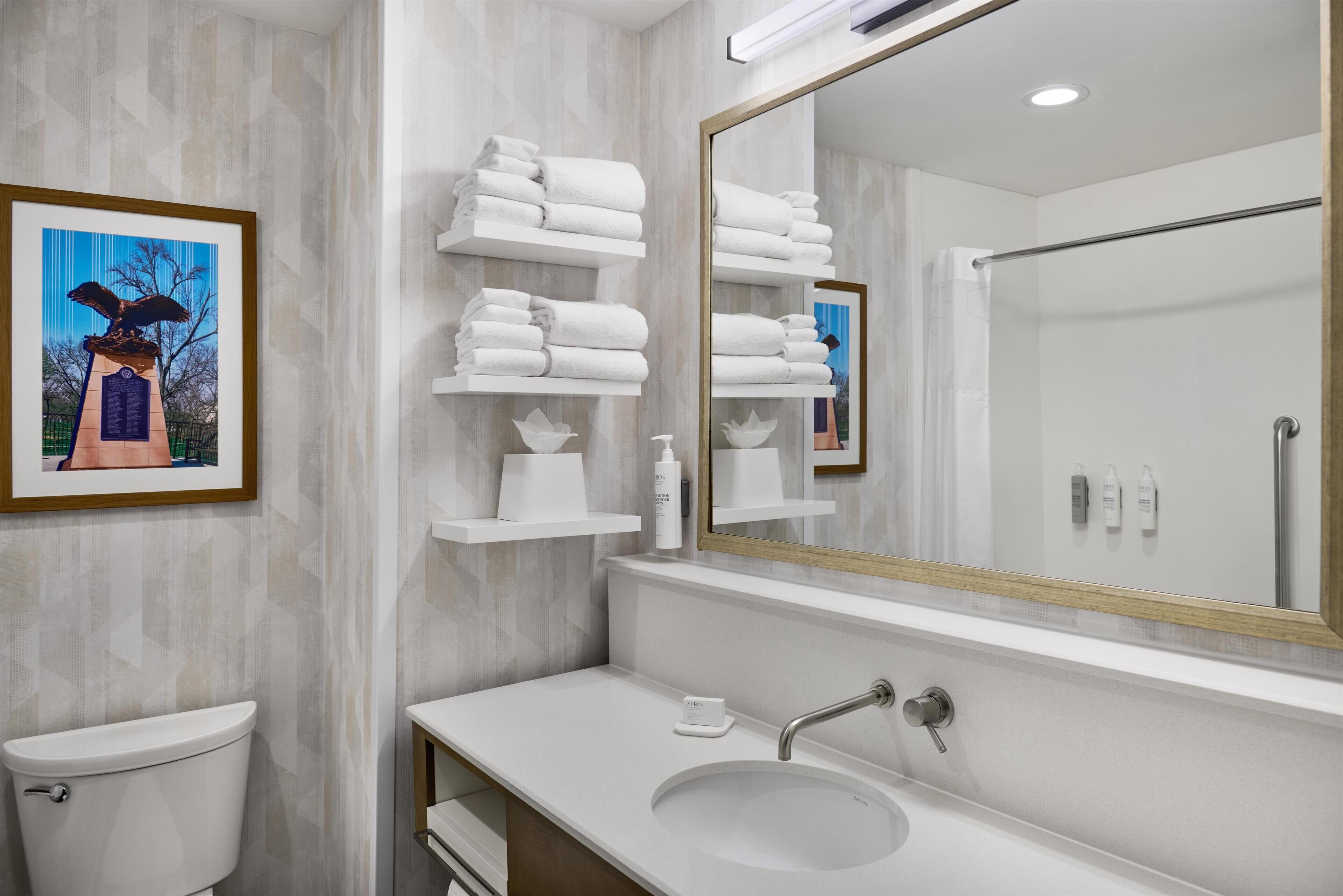 Combined shower/tub, free toiletries, hair dryer, towels