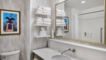 Combined shower/tub, free toiletries, hair dryer, towels