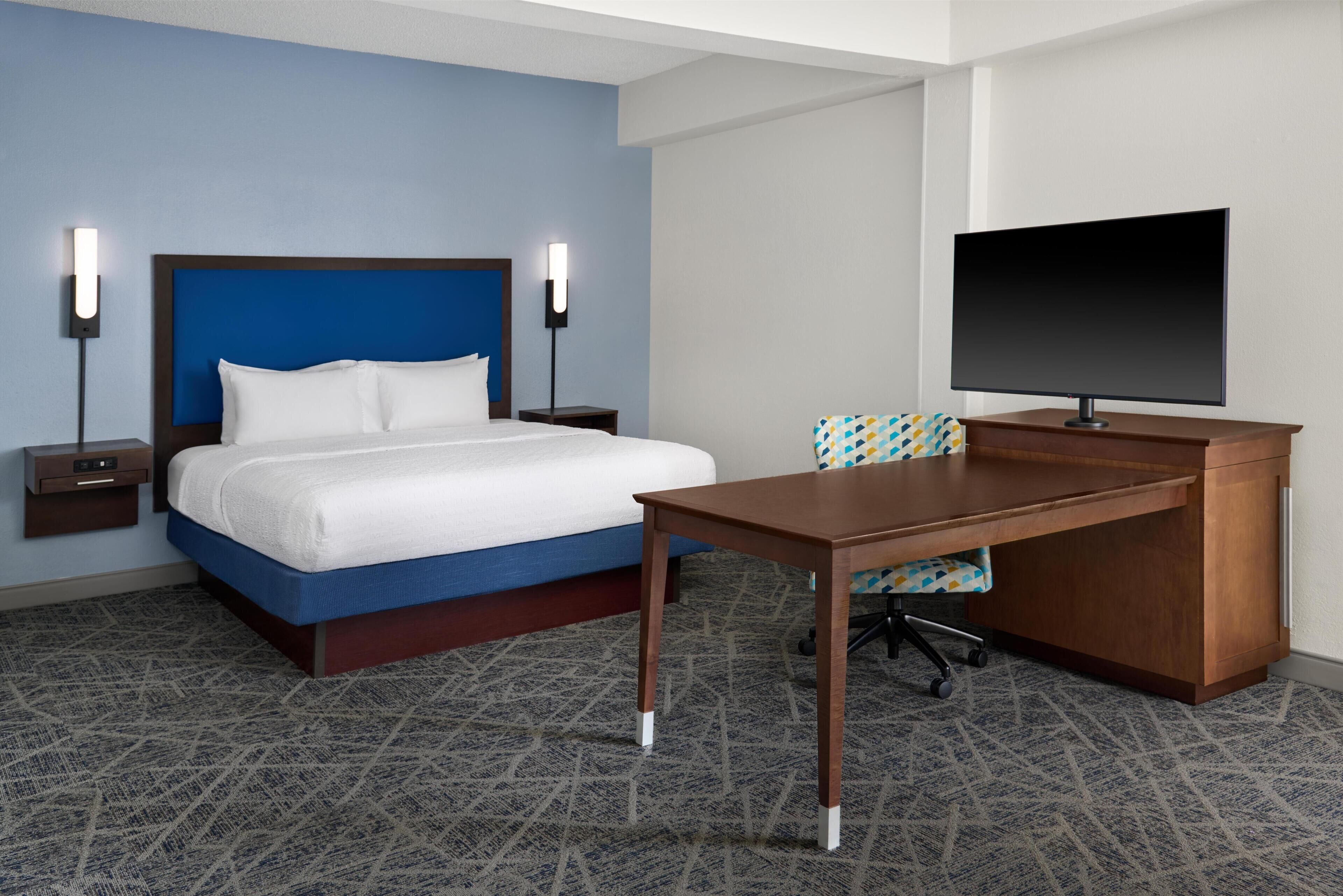 King Studio Suite | In-room safe, desk, laptop workspace, blackout drapes