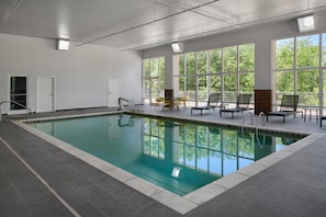 Indoor pool, sun loungers