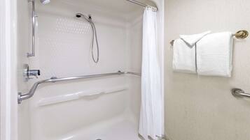 スタンダード ルーム キングベッド 1 台 バリアフリー | バスルーム | シャワー、バスアメニティ (無料)、ヘアドライヤー、タオル