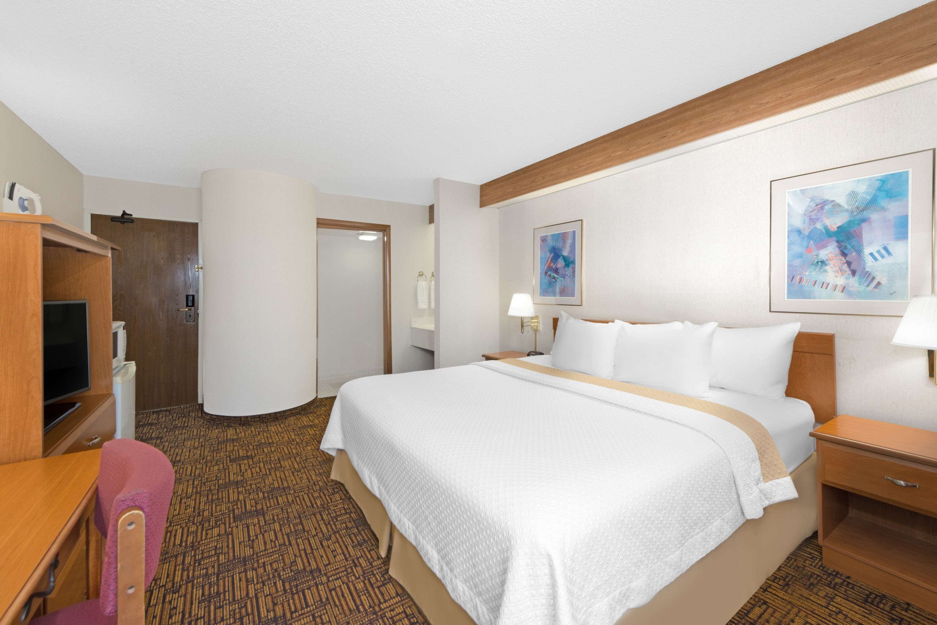 Standard Room, 1 King Bed, Accessible | Desk, iron/ironing board, free cots/infant beds, rollaway beds