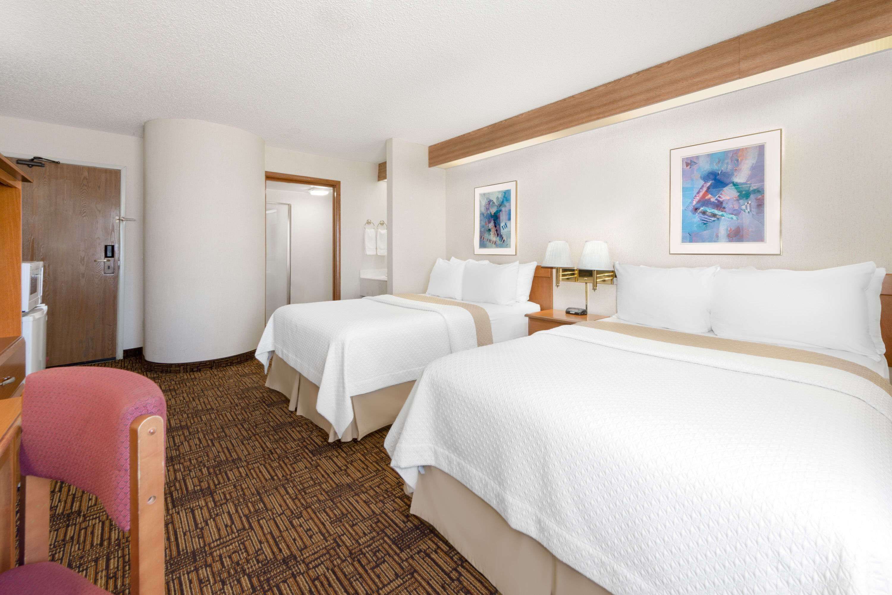 مكتب ومكواة/لوح كي وأسرّة أطفال/رضّع (مجانًا) وأسرّة قابلة للطي