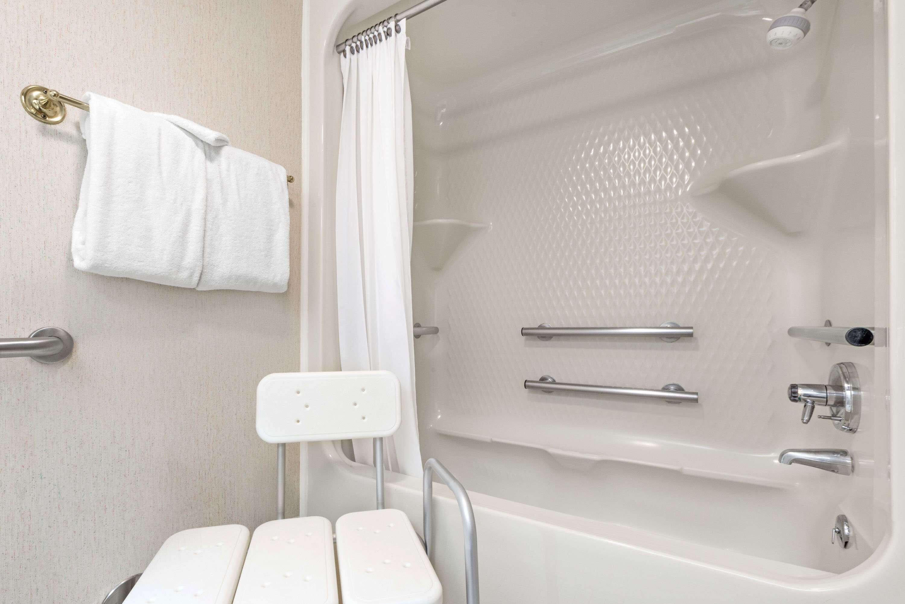 Chambre Standard, 1 très grand lit, accessible aux personnes à mobilité réduite | Salle de bain