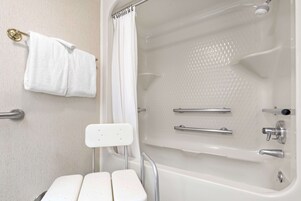 Ducha, artículos de tocador gratuitos, secador de pelo, toallas