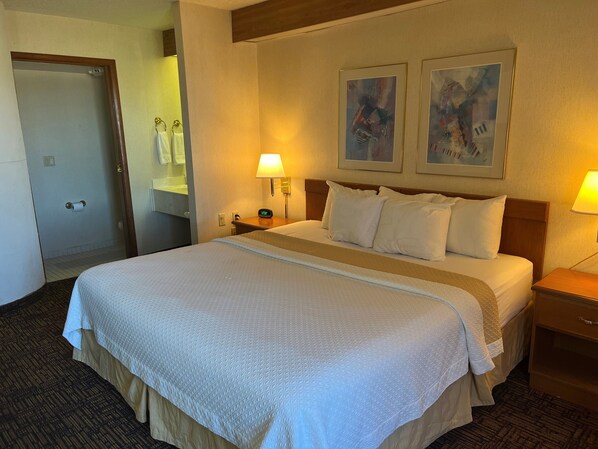 Standardrum - 1 kingsize-säng | Skrivbord, strykjärn/strykbräda, gratis barnsängar och extrasängar