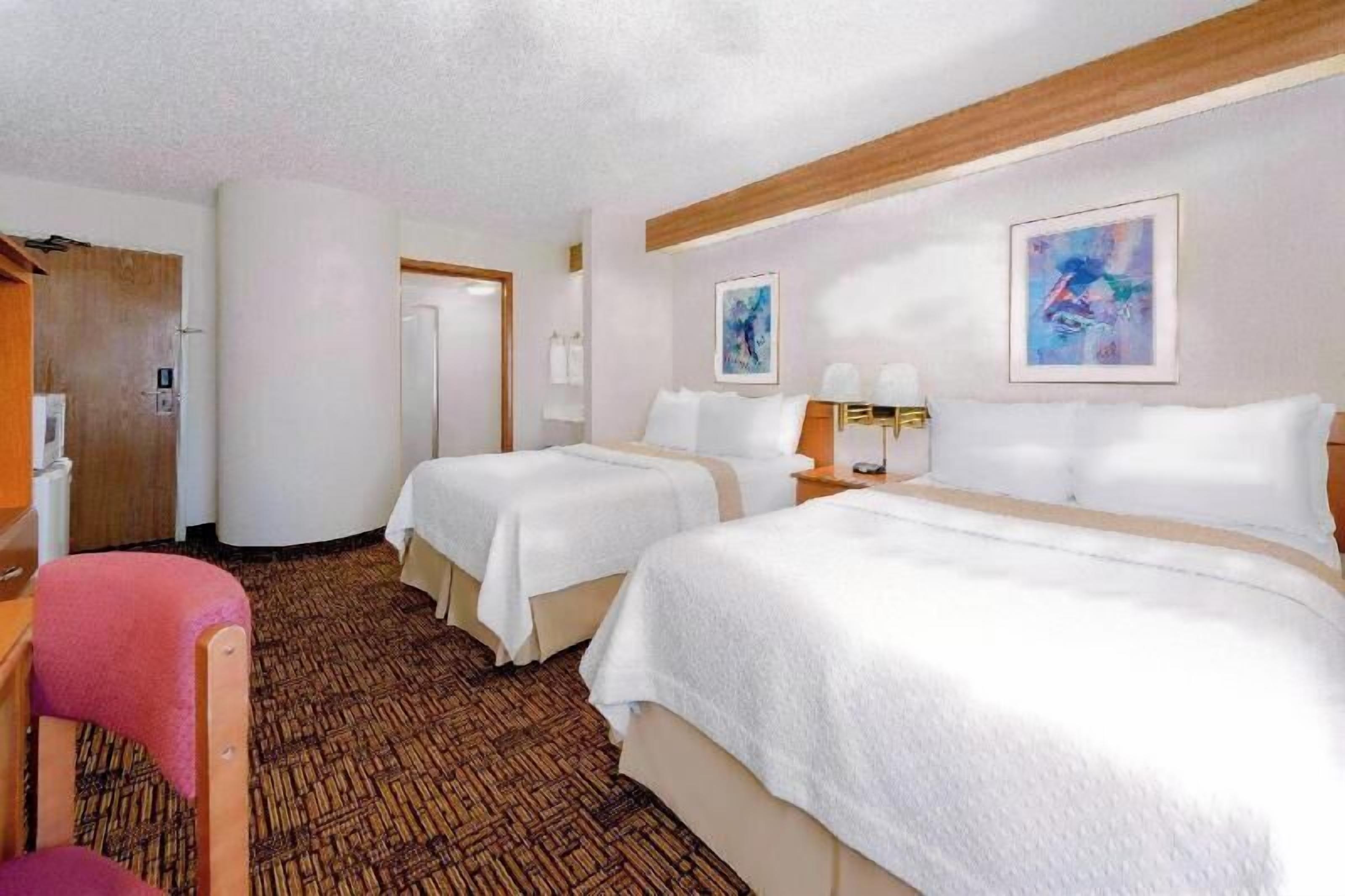 مكتب ومكواة/لوح كي وأسرّة أطفال/رضّع (مجانًا) وأسرّة قابلة للطي