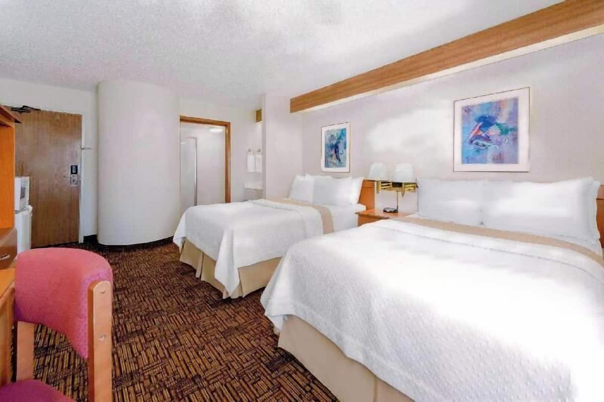 مكتب ومكواة/لوح كي وأسرّة أطفال/رضّع (مجانًا) وأسرّة قابلة للطي