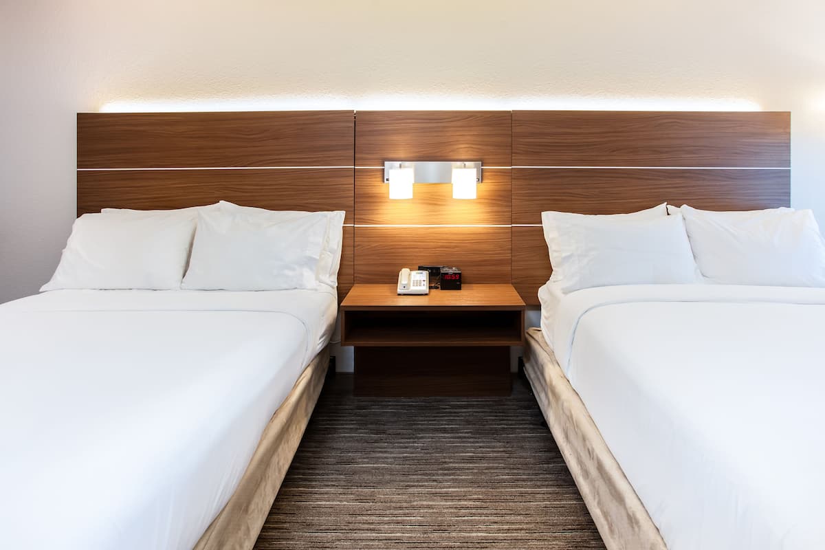 Chambre, 2 grands lits, accessible aux personnes à mobilité réduite (Communication, Accessible Tub)
