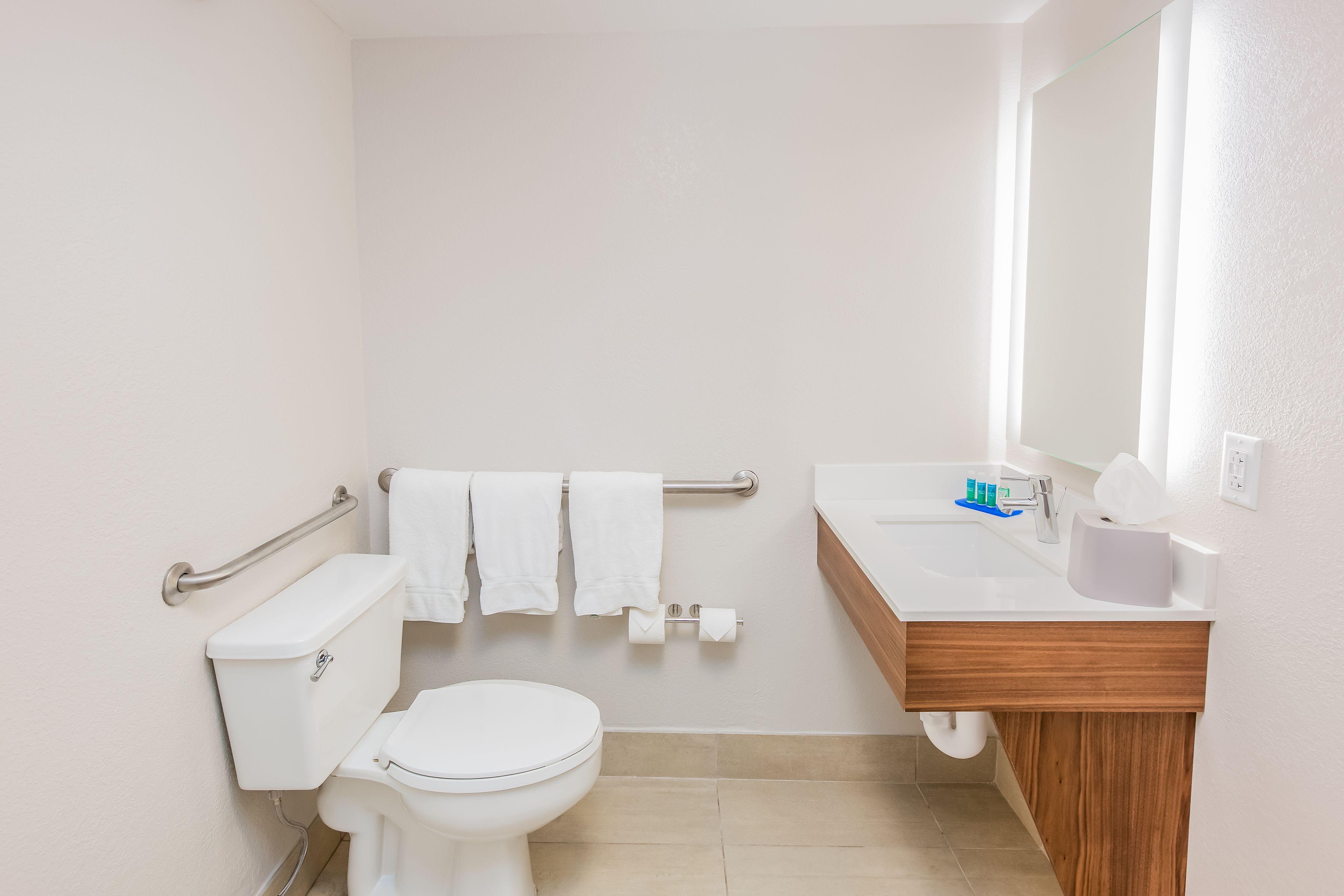 combined shower/bathtub, hair dryer, towels