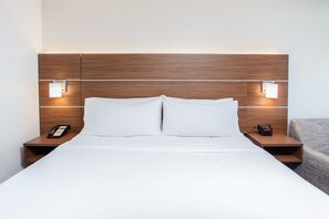 Standardzimmer, 1 King-Bett | Zimmersafe, Schreibtisch, Bügeleisen/Bügelbrett, kostenlose Babybetten