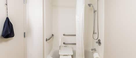 Un bagno standard con vasca, doccia e water.