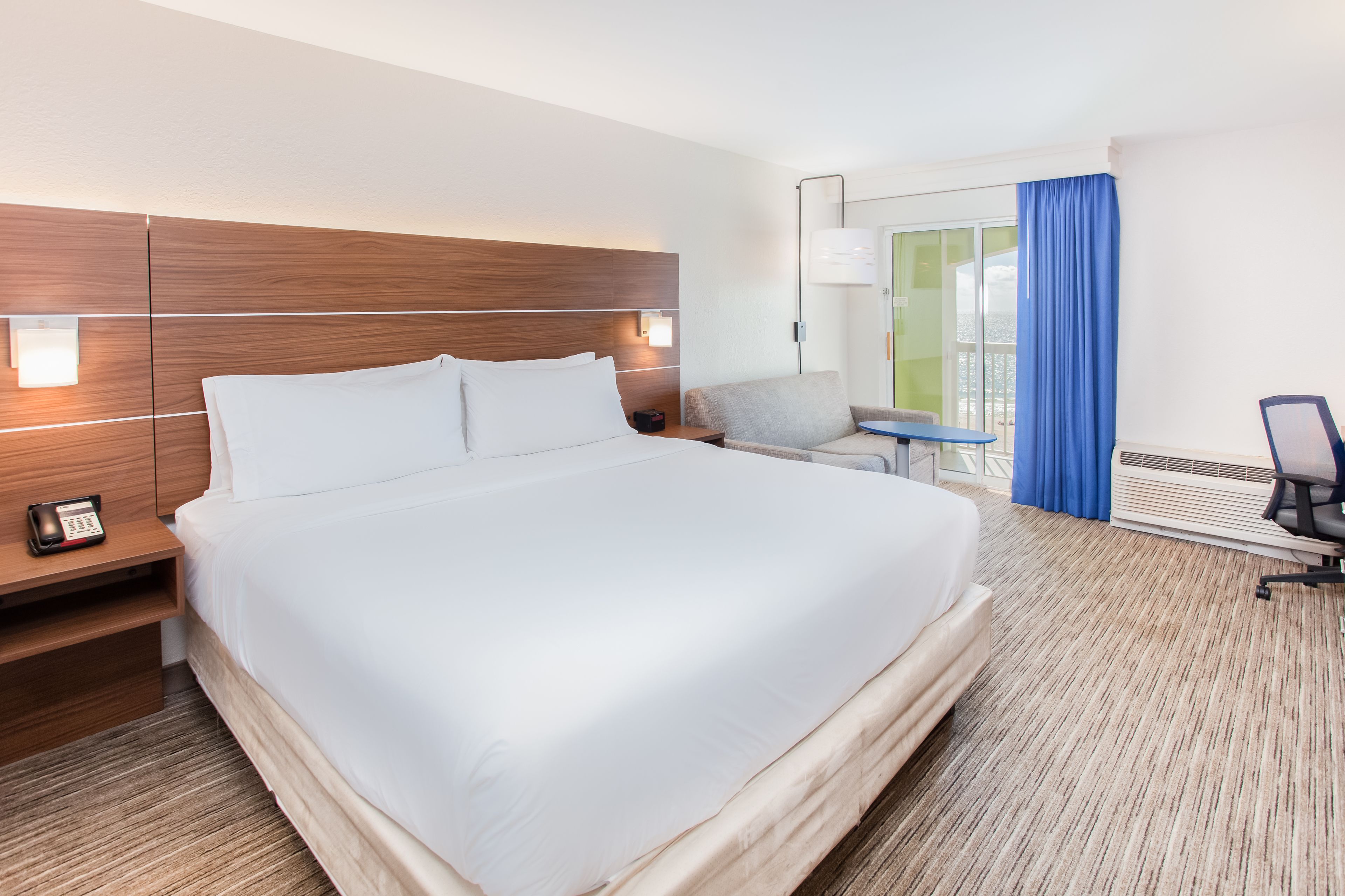 Habitación estándar, 1 cama King size, balcón, vista a la ciudad | Caja de seguridad en la habitación y escritorio 