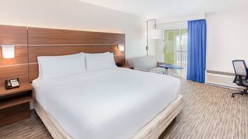 Habitación estándar, 1 cama King size, balcón, vista a la ciudad | Caja de seguridad en la habitación y escritorio