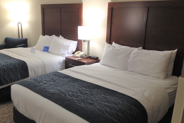 Escriptori, cortines opaques i planxa i posts de planxar