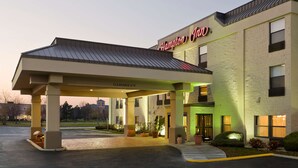 A Hampton Inn hotel with a covered parking area, a clear sign, and a welcoming entrance. - Hampton Inn Chicago / Tinley Park (Tinley Park)