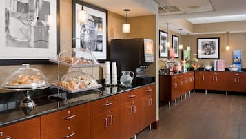 Petit déjeuner en libre-service compris tous les jours