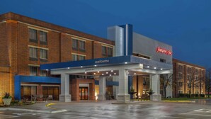 A Hampton Inn hotel with a brick facade, a 'Welcome' sign, and a clear entrance. - Hampton Inn West Des Moines Lake Drive (West Des Moines)