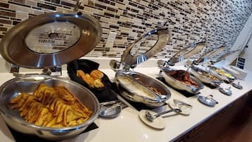 Petit déjeuner préparé sur commande servi en supplément