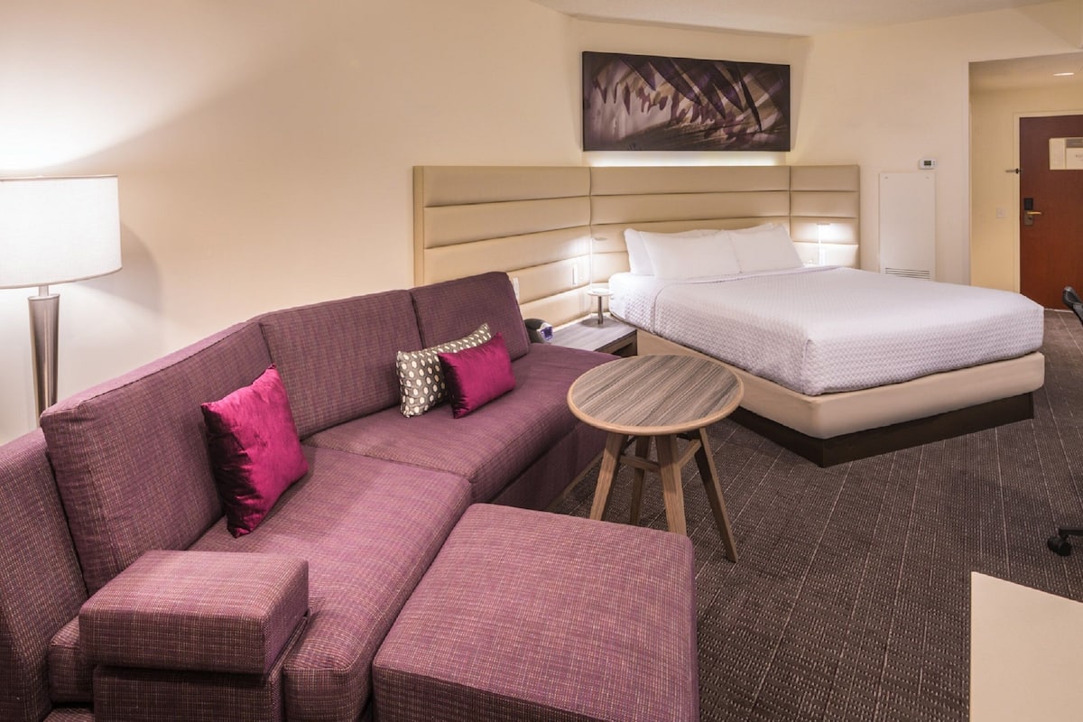 Standard Room, 1 King Bed | Egyptian cotton sheets, premium bedding, pillowtop beds, in-room safe