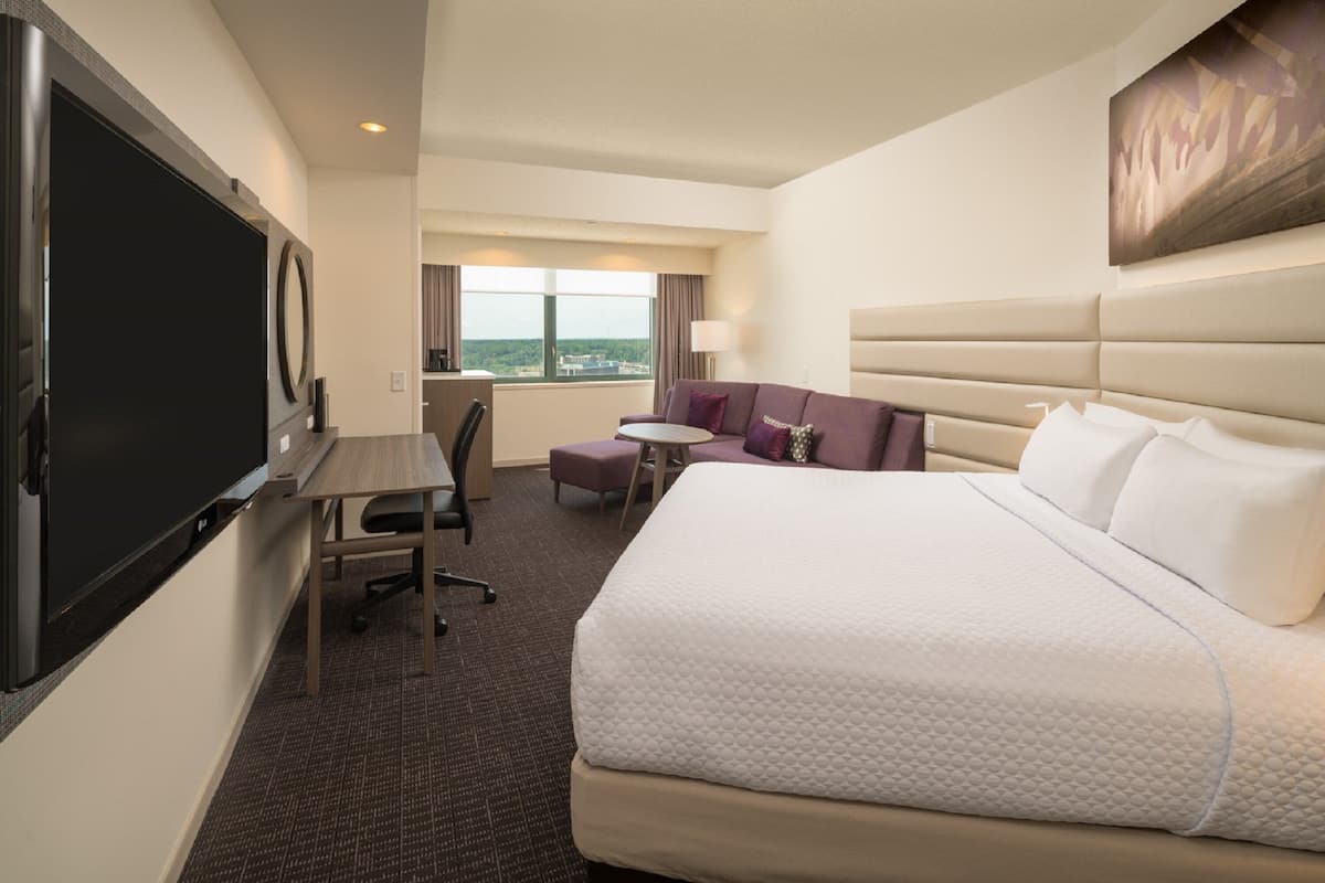 Standard Room, 1 King Bed | Egyptian cotton sheets, premium bedding, pillowtop beds, in-room safe