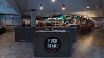 供應午餐和晚餐