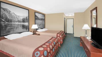 Une chambre d’hôtel avec deux lits, une télévision et un grand tableau représentant un paysage de montagne.