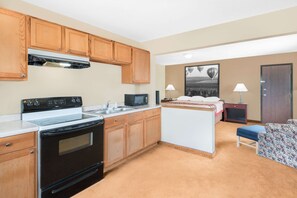 Studio Suite, 1 King Bed, Non Smoking | In-room safe, blackout curtains, iron/ironing board