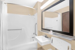 Zimmer, 1 Doppelbett, barrierefrei | Badezimmer | Kostenlose Toilettenartikel, Haartrockner, Handtücher