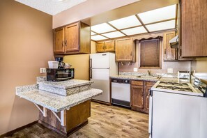 Desk, blackout curtains, iron/ironing board, free WiFi - Econo Lodge Oskaloosa (Oskaloosa)